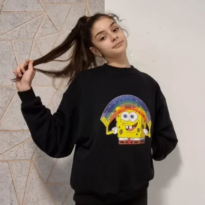 dolescentă poartă o bluză neagră Cartoon Mood cu imprimeu Spongebob și curcubeu