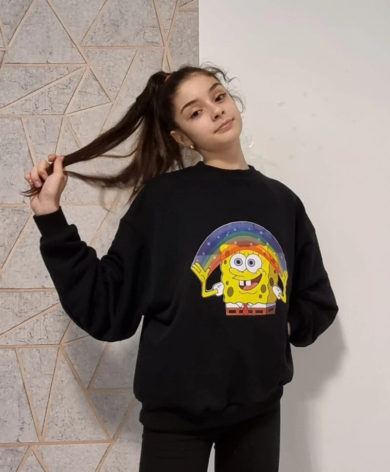 dolescentă poartă o bluză neagră Cartoon Mood cu imprimeu Spongebob și curcubeu